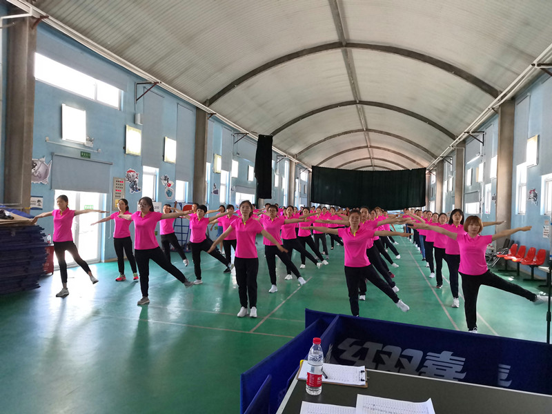 行政管理局开展第八届“全民健身日”广播操展示活动